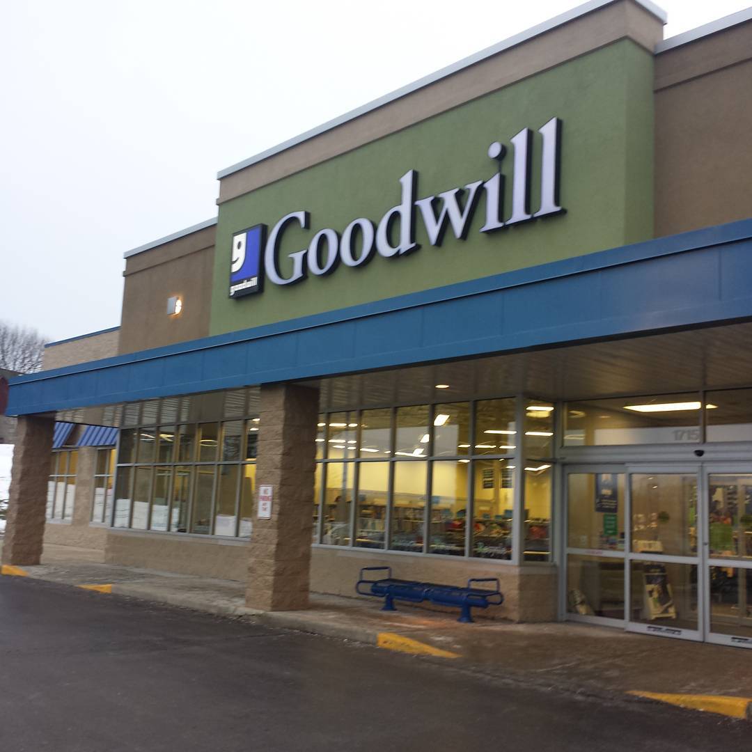 goodwill-store-1715-wisconsin-ave-grafton-village-of-wi-clothes