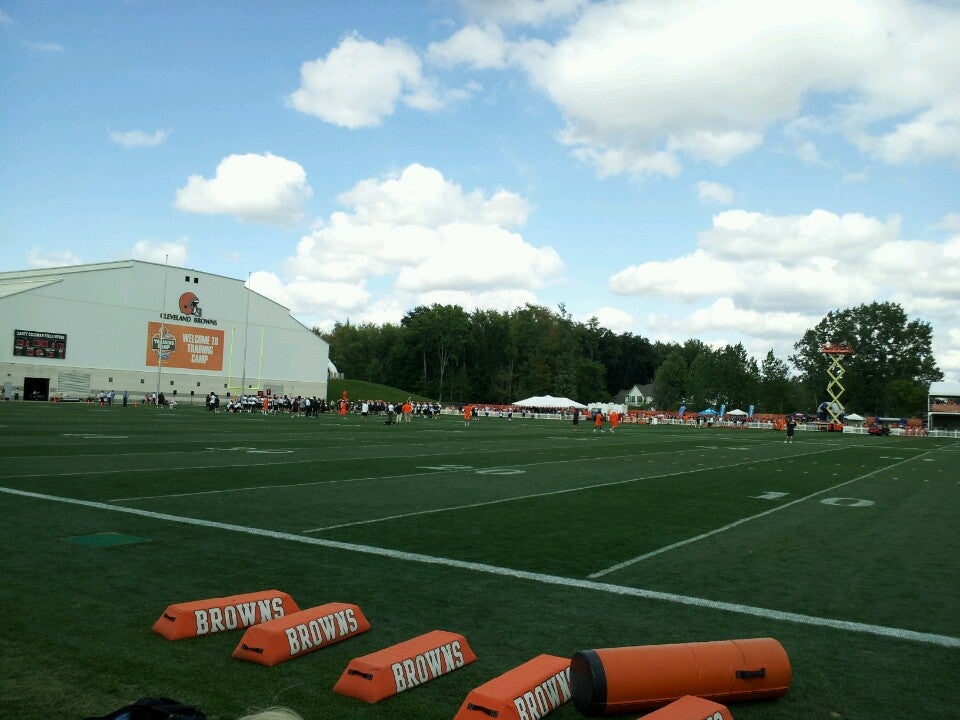 Aug. 21, 2011 - Berea, Ohio, U.S - Members of the Lou Groza Browns youth  football team watch the Cleveland Browns practice at the Cleveland Browns  Training Facility in Berea, Ohio. (Credit