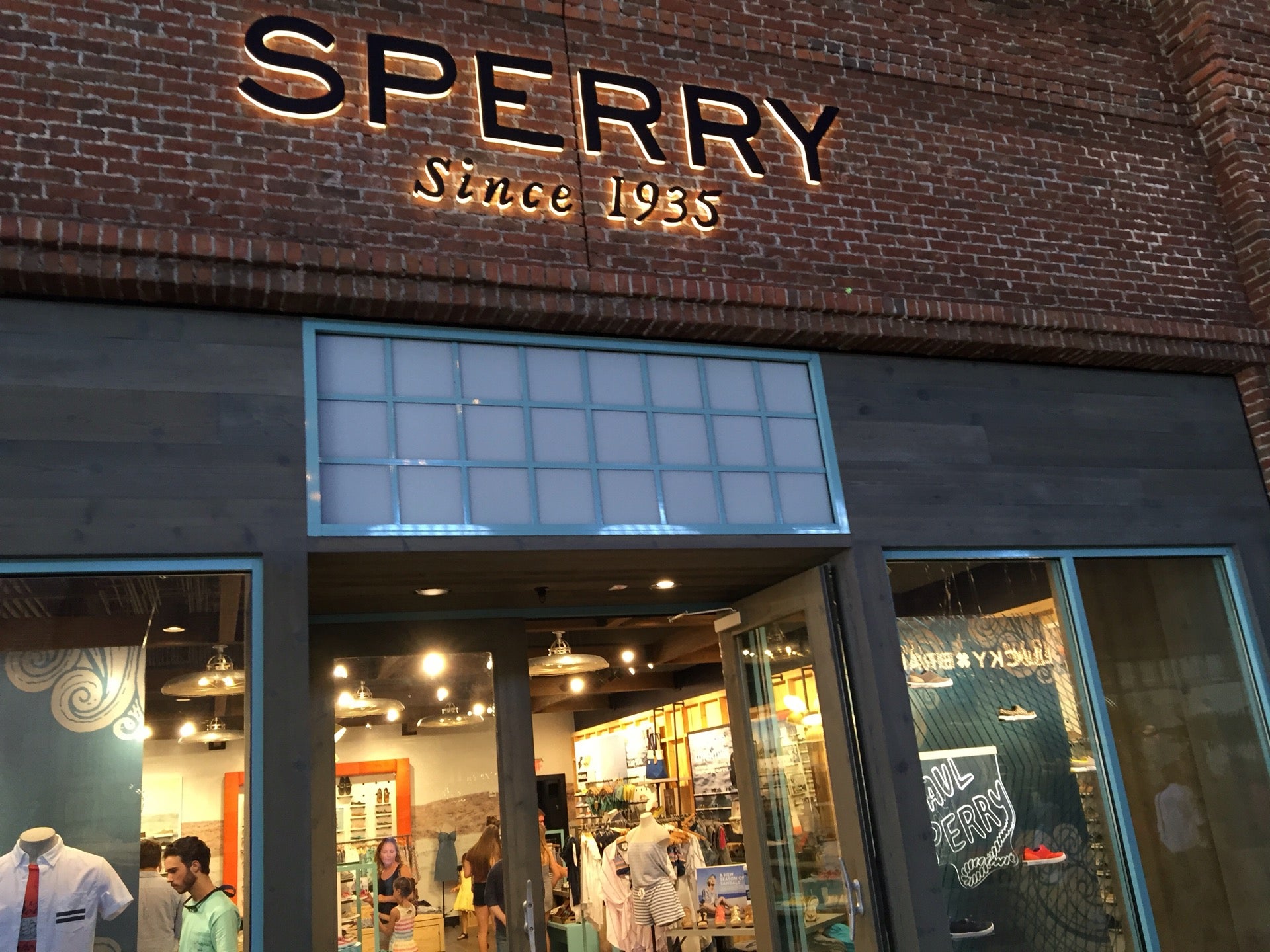 Sperry hot sale disney springs