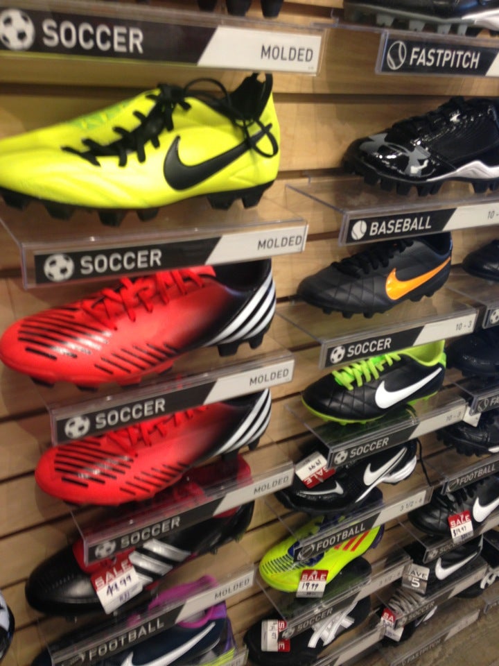 Hibbett sports hot sale soccer shoes