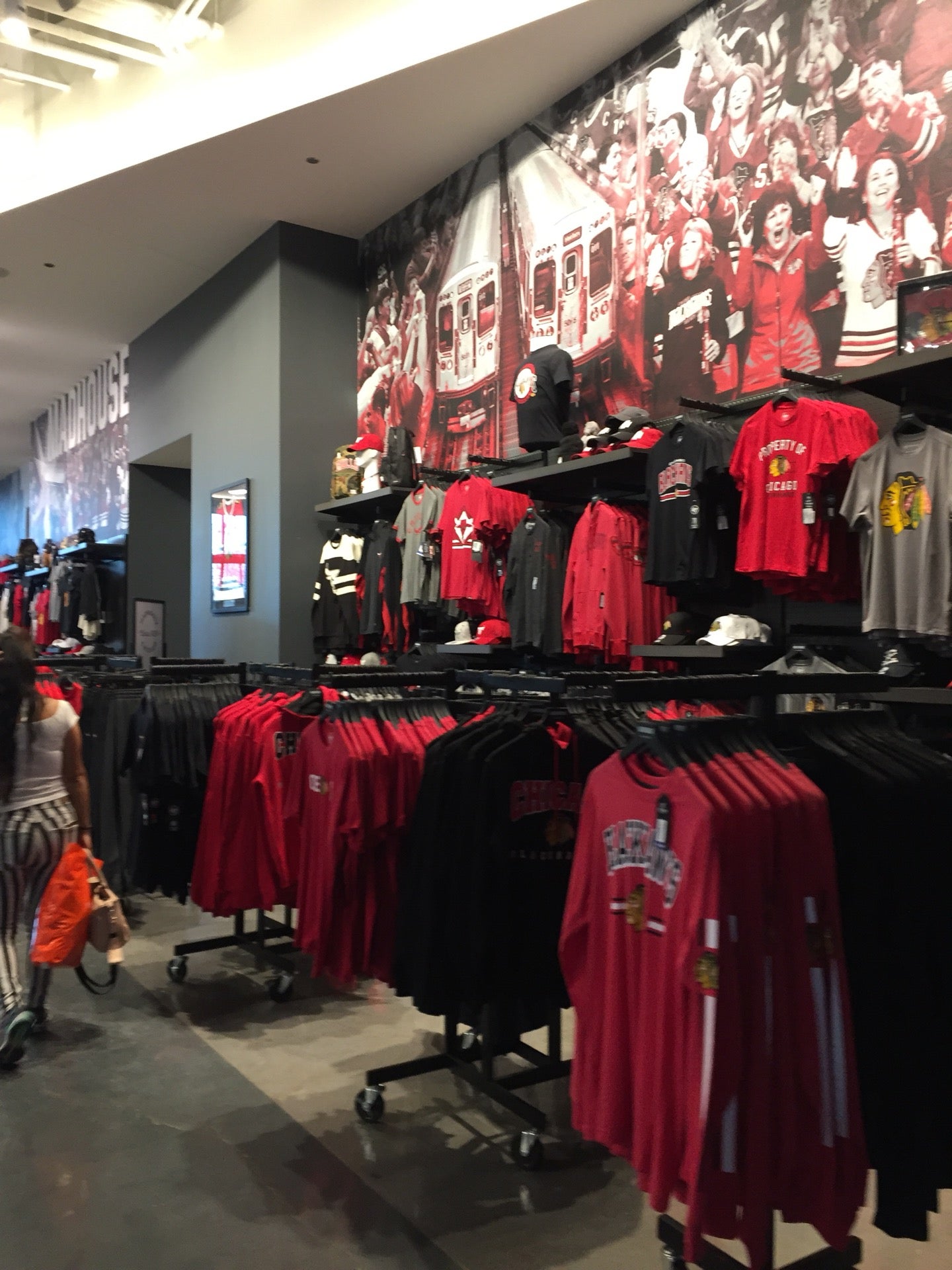 MADHOUSE TEAM STORE - 23 Photos - 1901 West Madison St, Chicago, Illinois -  Sports Wear - Phone Number - Yelp