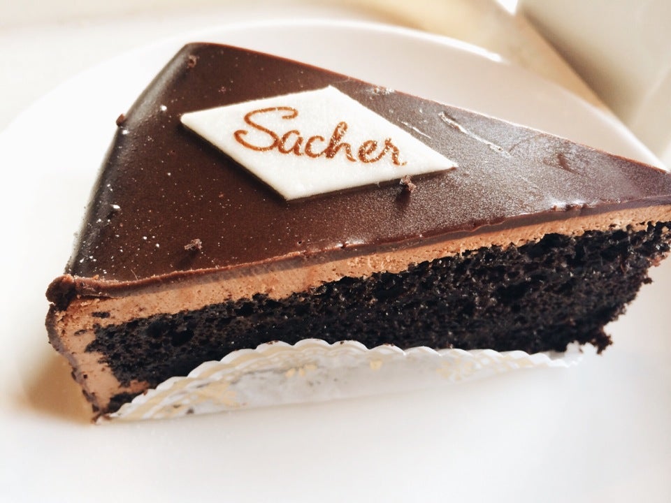 Thực Hành: Sacher Cake Và Molten Lava Cake - Hướng Nghiệp Á Âu