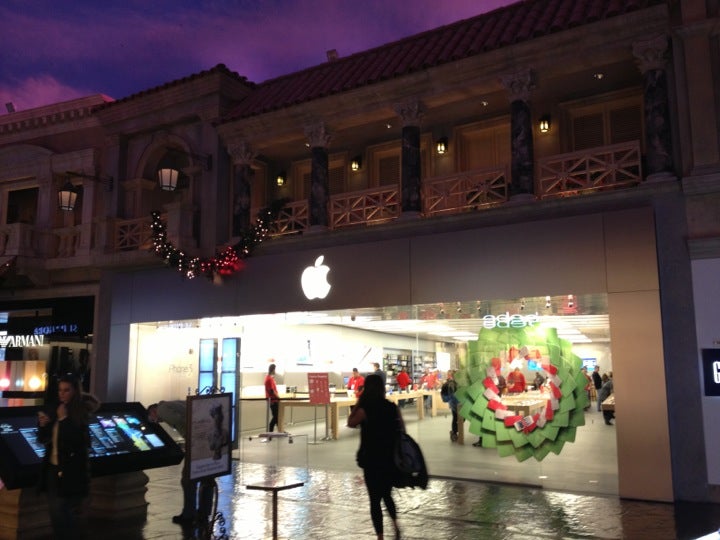 Apple The Forum Shops in Las Vegas, Taken by iPhone 7.