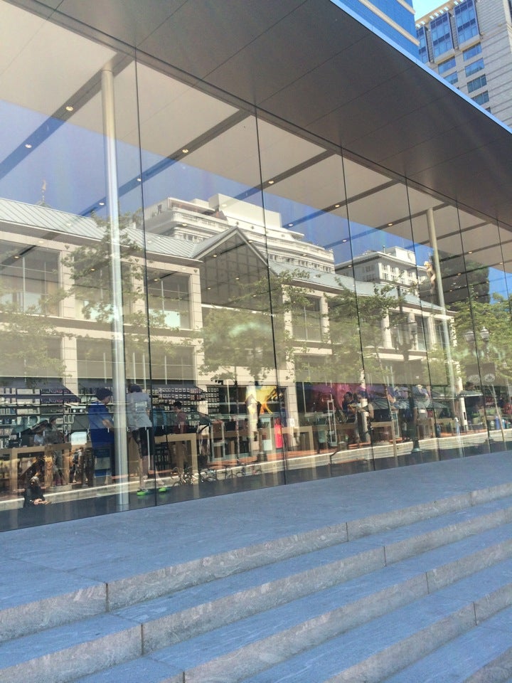 Apple Pioneer Place - Electronics Store in Portland