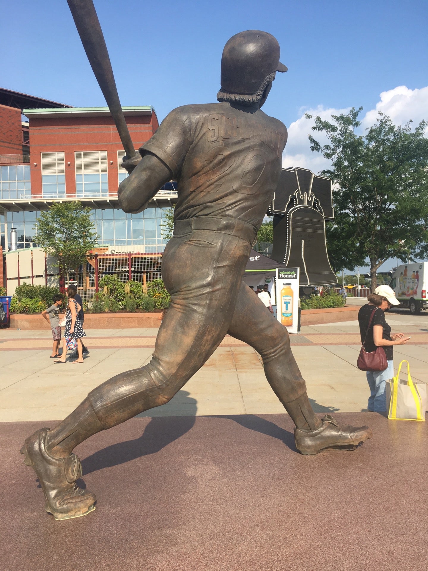 Mike Schmidt Statue by Zenos Frudakis, Citizens Bank Way, Philadelphia ...