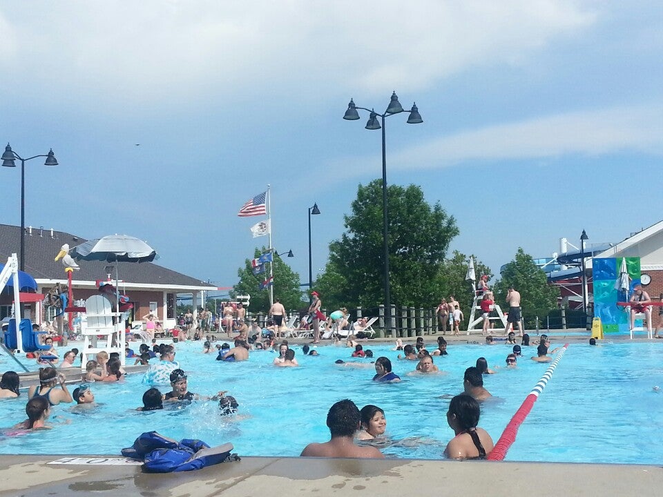 Barefoot Bay Family Aquatic Center, 1461 N Midlothian Rd, Mundelein, IL