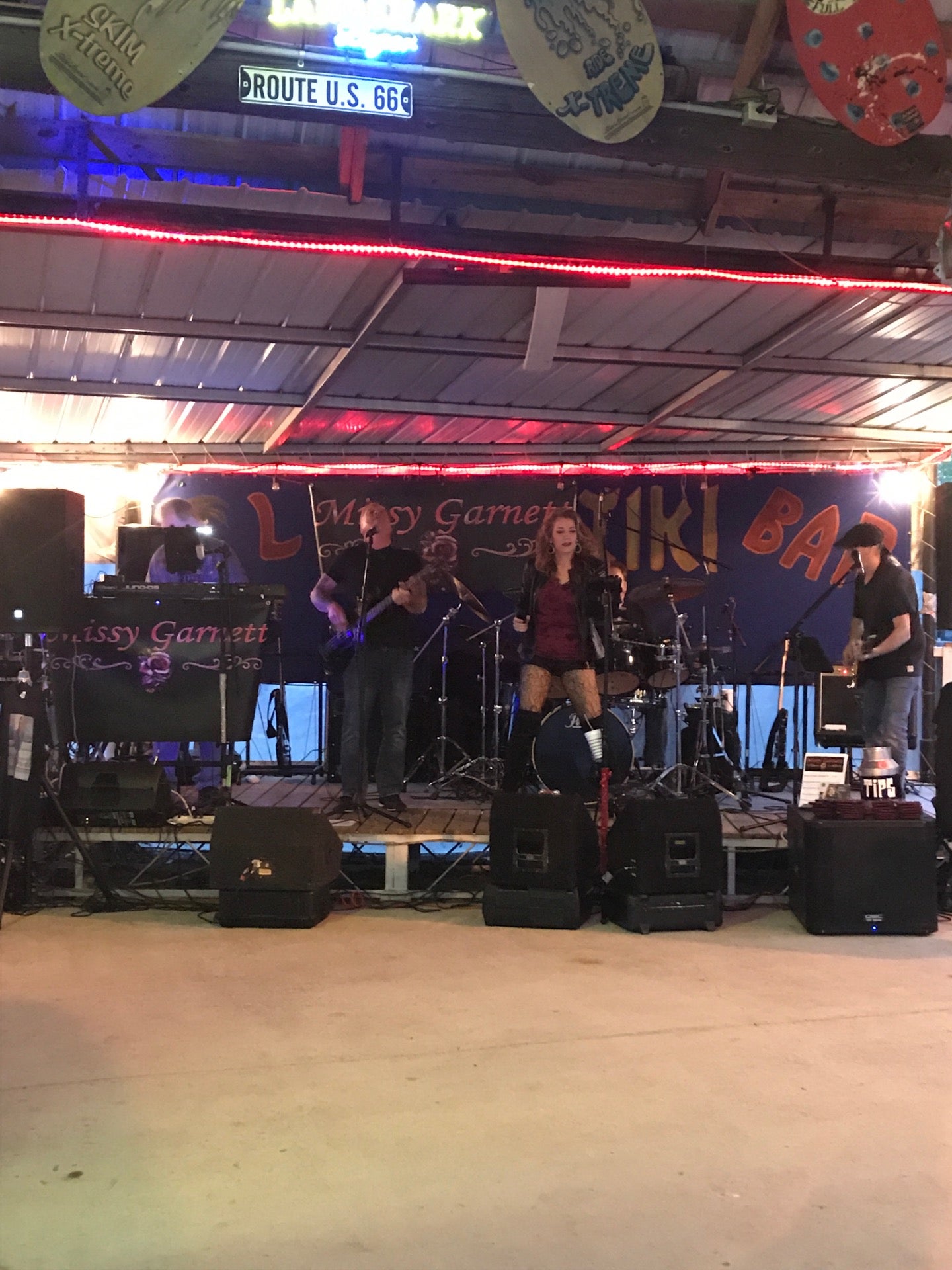 Shady Cove Restaurant & Tiki Bar, 1115 Shady Cove Rd, Castalian Springs