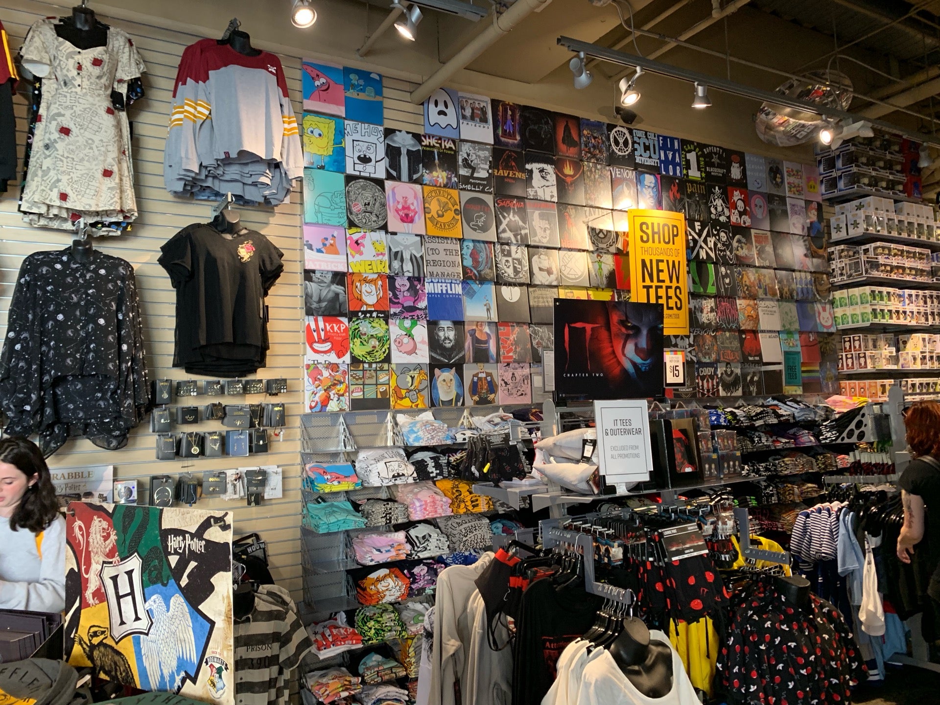 Hot Topic, 6600 Topanga Canyon Blvd, Los Angeles, CA, Family clothing  stores - MapQuest