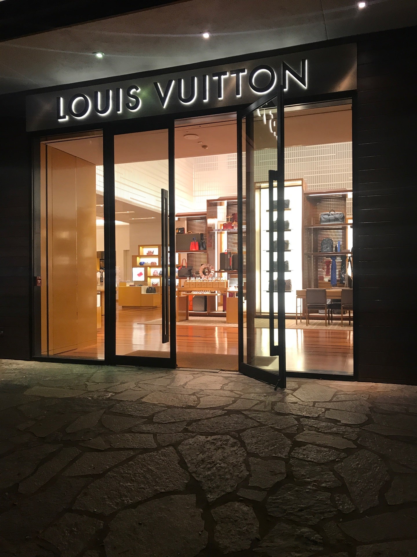 Mapstr - Shopping Louis Vuitton Honolulu Hilton Hawaiian Village 