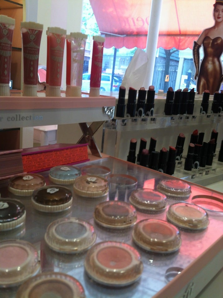 Benefit Cosmetics Boutique & BrowBar, 852 W Armitage Ave, Chicago