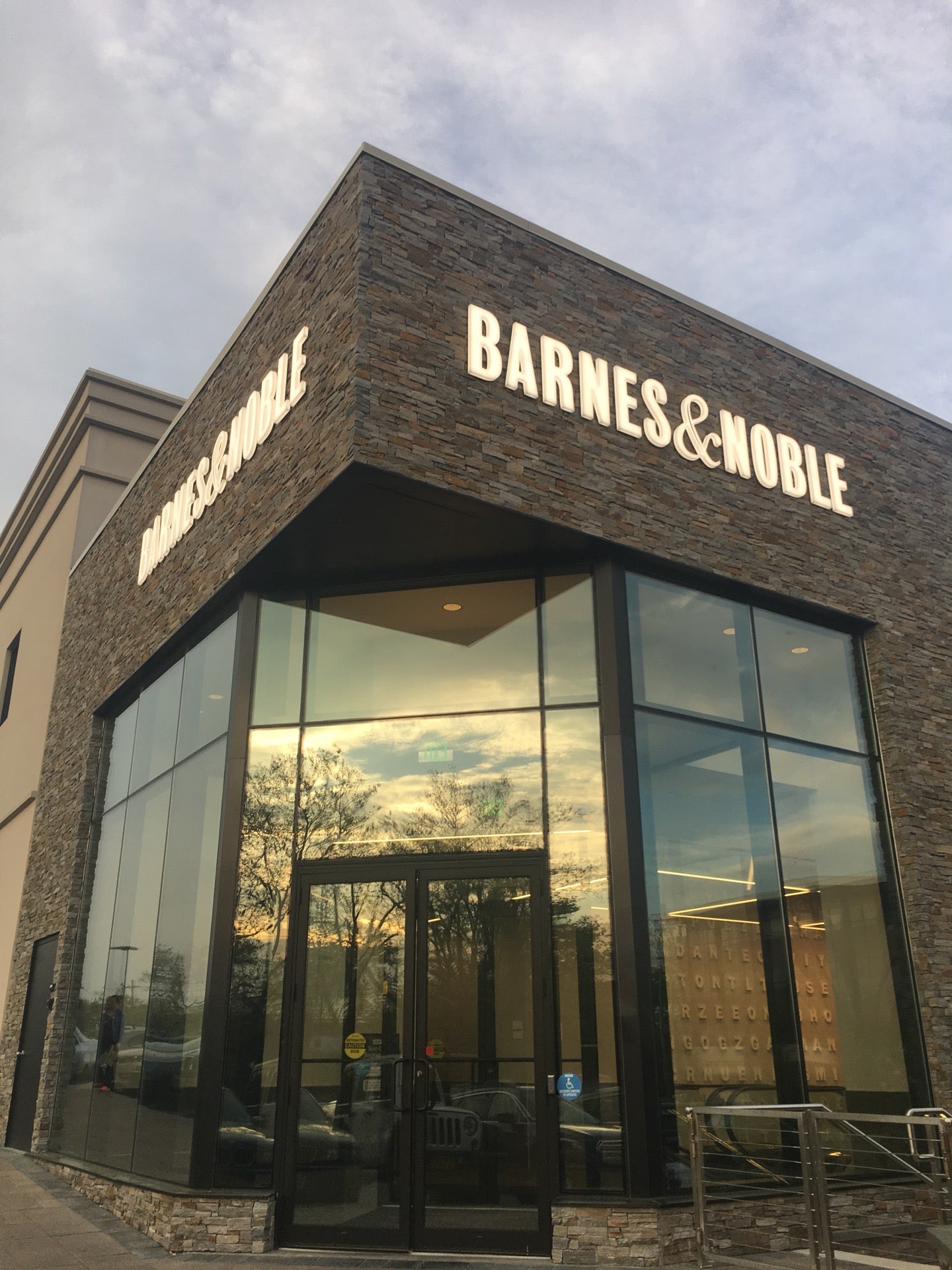 Barnes Noble 680 Post Rd Vernon Hills Shopping Center Scarsdale Ny Gift Shops Mapquest Barnes Noble 680 Post Rd Vernon Hills Shopping Center Scarsdale Ny Gift Shops Mapquest