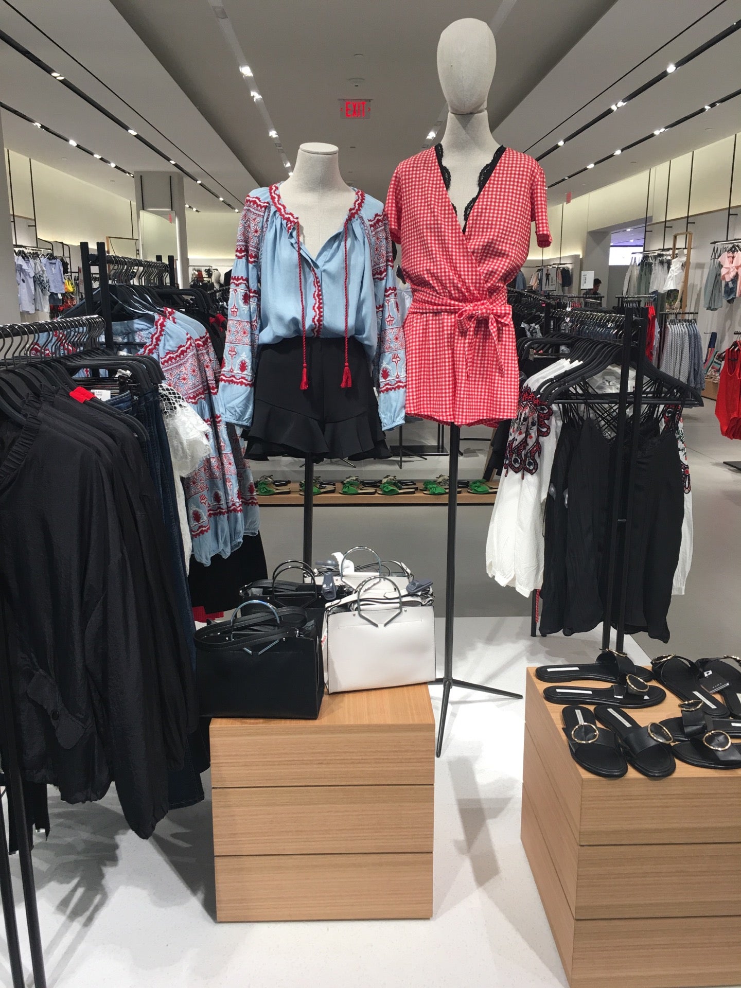 Zara, 4545 La Jolla Village Dr, Ste E25, San Diego, CA, Clothing