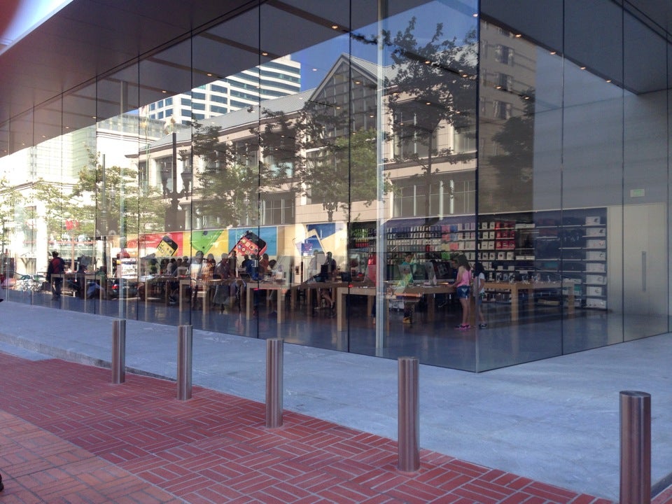 Apple Pioneer Place - Electronics Store in Portland