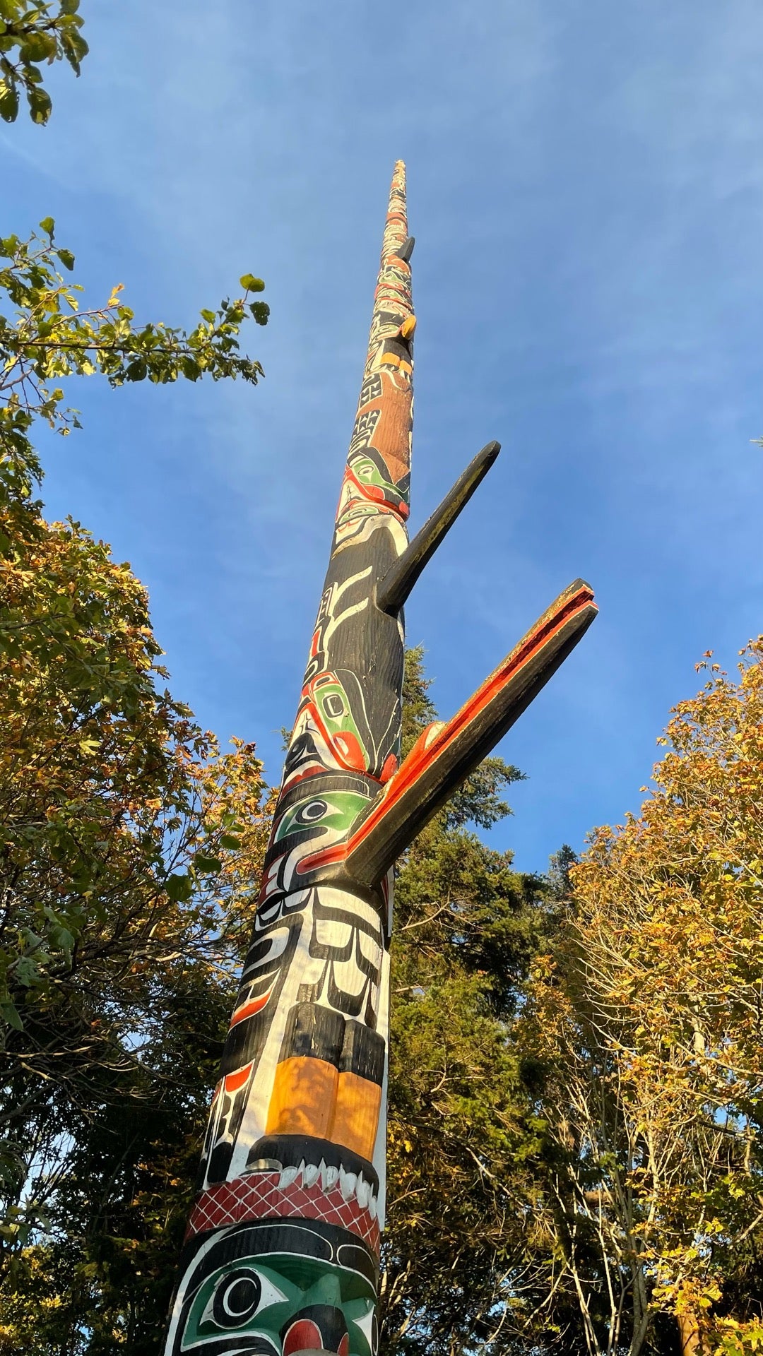 world-s-tallest-totem-pole-circle-dr-victoria-bc-historical-places