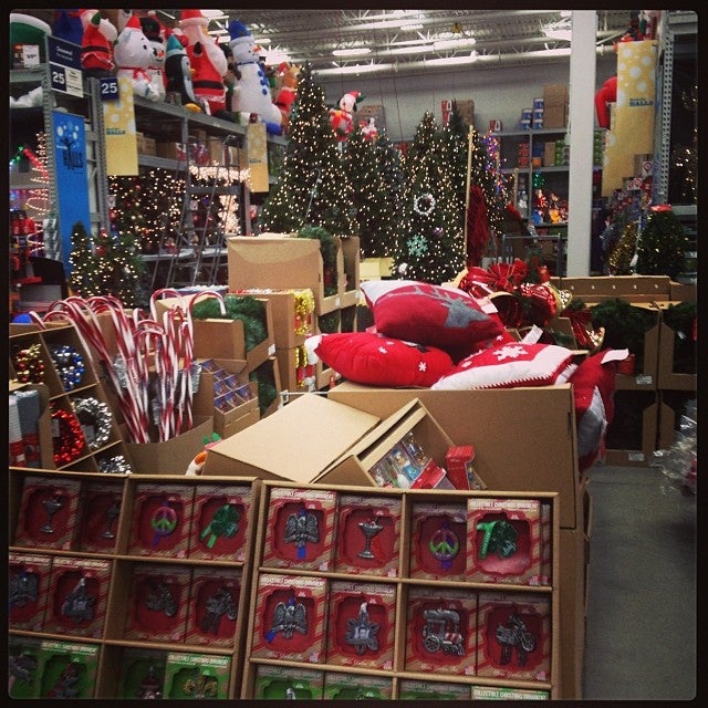 Lowe's Home Improvement, 5500 Carlisle Pike, Mechanicsburg, PA, Parking