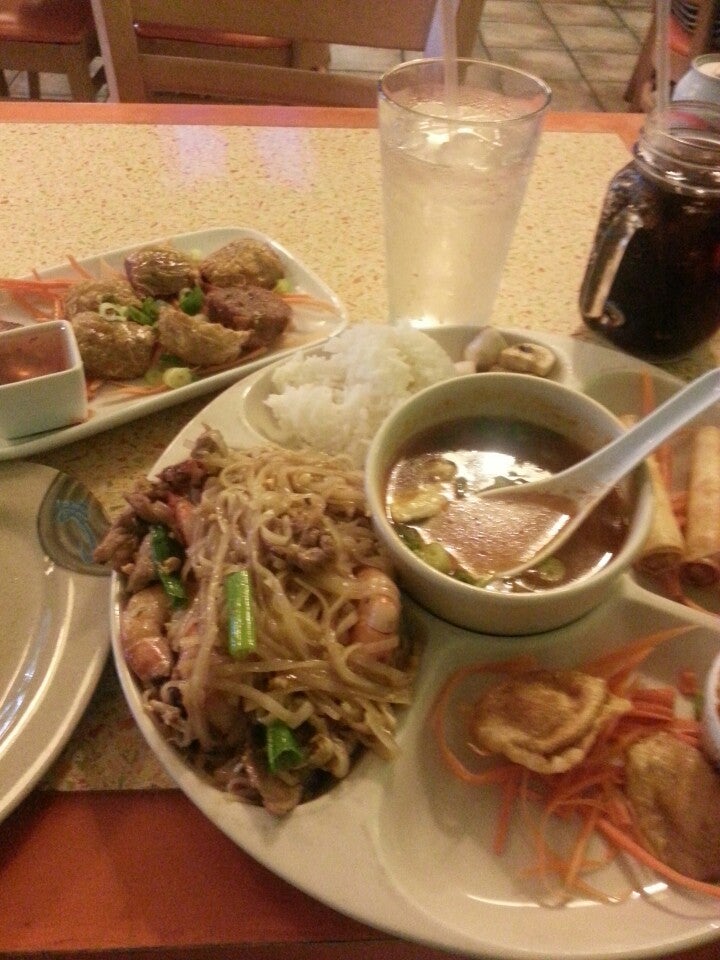 Dok Bua Thai Kitchen 411 Harvard St