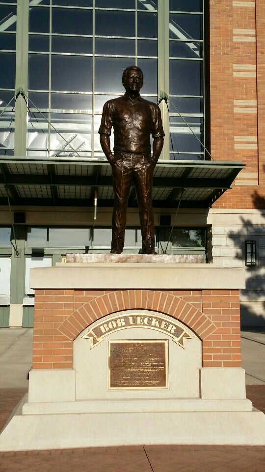 Bob Uecker Statue, Miller Park, Milwaukee, WI, Art - MapQuest