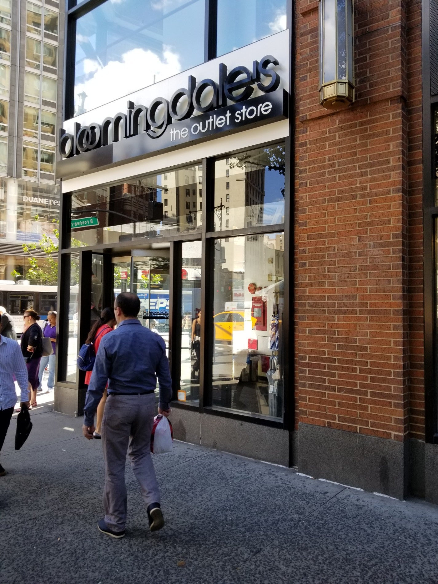 Bloomingdale's to open an outlet store in Manhattan's Upper West Side