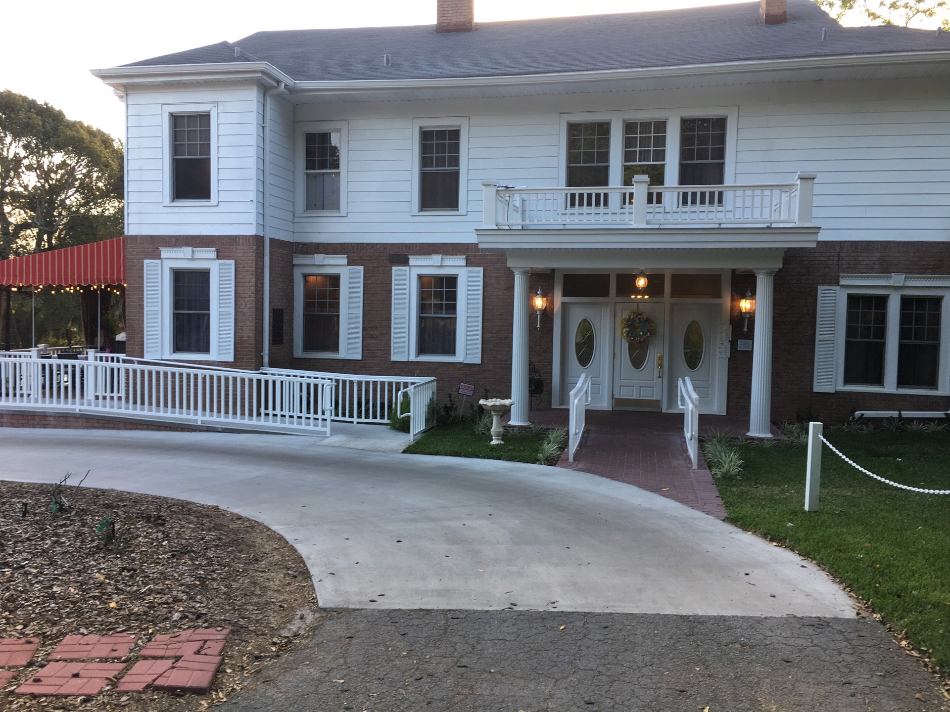 The Rose Plantation, 200 Rose Ave, Fruitland Park, FL, Eating places