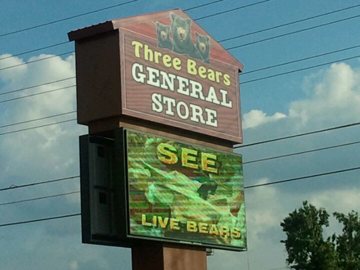 Pigeon Forge, TN - Three Bears General Store - Live Bears