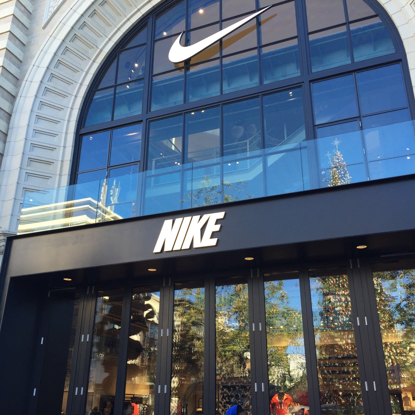 Nike The Grove, 189 The Grove Drive, Space Q-30, Los Angeles, CA