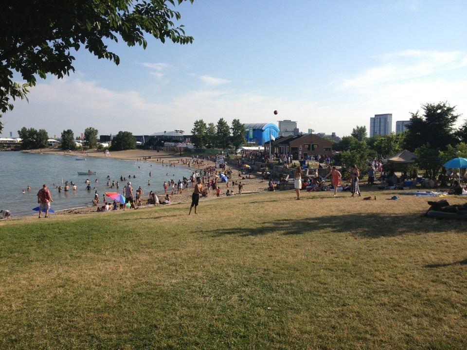 Chicago's 12th Street Beach, a narrow strip of beach just south of the  city's Museum Campus provides relief from summer heat. Chicago, Illinois,  USA Stock Photo - Alamy