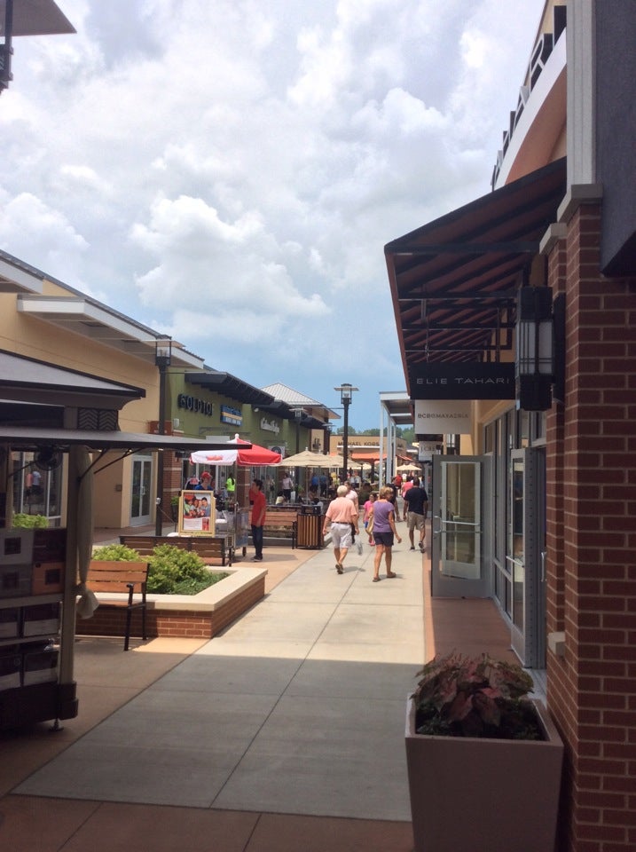 St. Louis Premium Outlets, 18521 Outlet Blvd, Chesterfield, MO, Outlet  Center - MapQuest