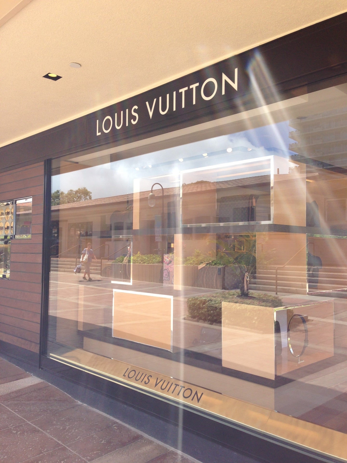 LV Louis Vuitton at Whalers Village Maui, Hawaii PRICES & TAX are LOWER!  Hawaii Pricing LV WalkThru 