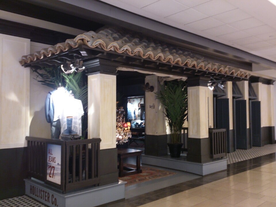 hollister vancouver
