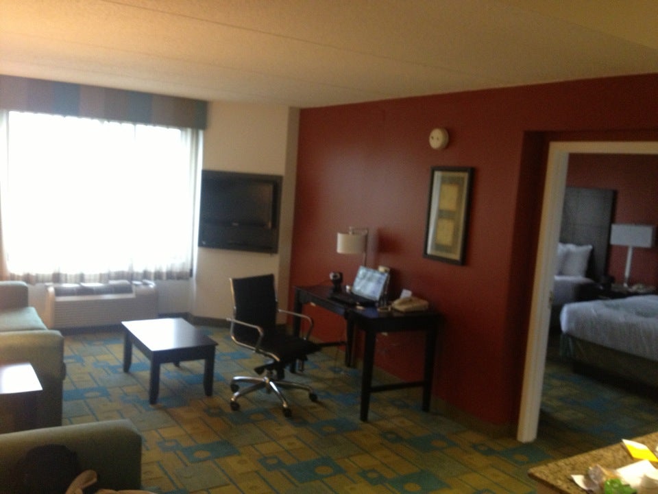 La Quinta Inn & Suites By Wyndham Milwaukee Bayshore Area, 5423 N Port