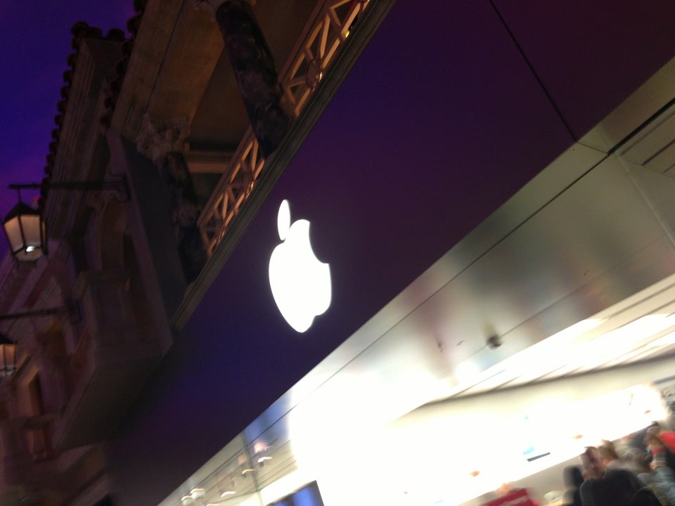 Apple store with iPads in Caesar's Palace shopping mall Las Vegas