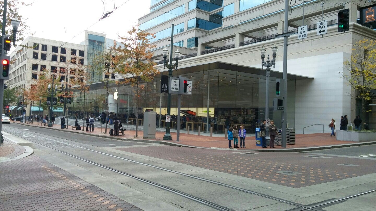 Apple Pioneer Place - Electronics Store in Portland