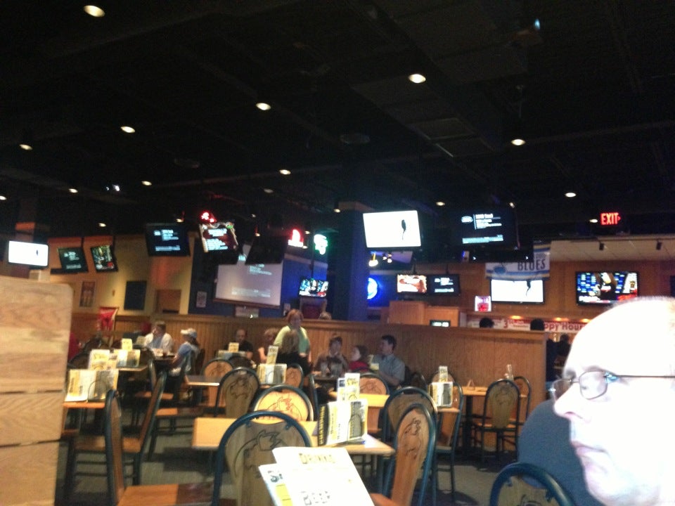 Buffalo Wild Wings, 570 S County Center Way, St Louis, MO, Eating