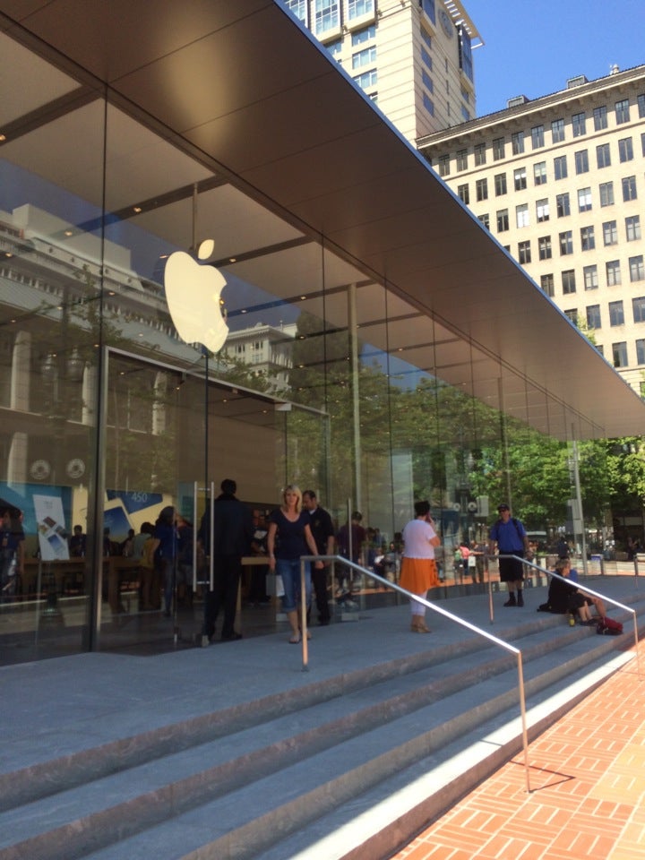 Apple Pioneer Place - Electronics Store in Portland