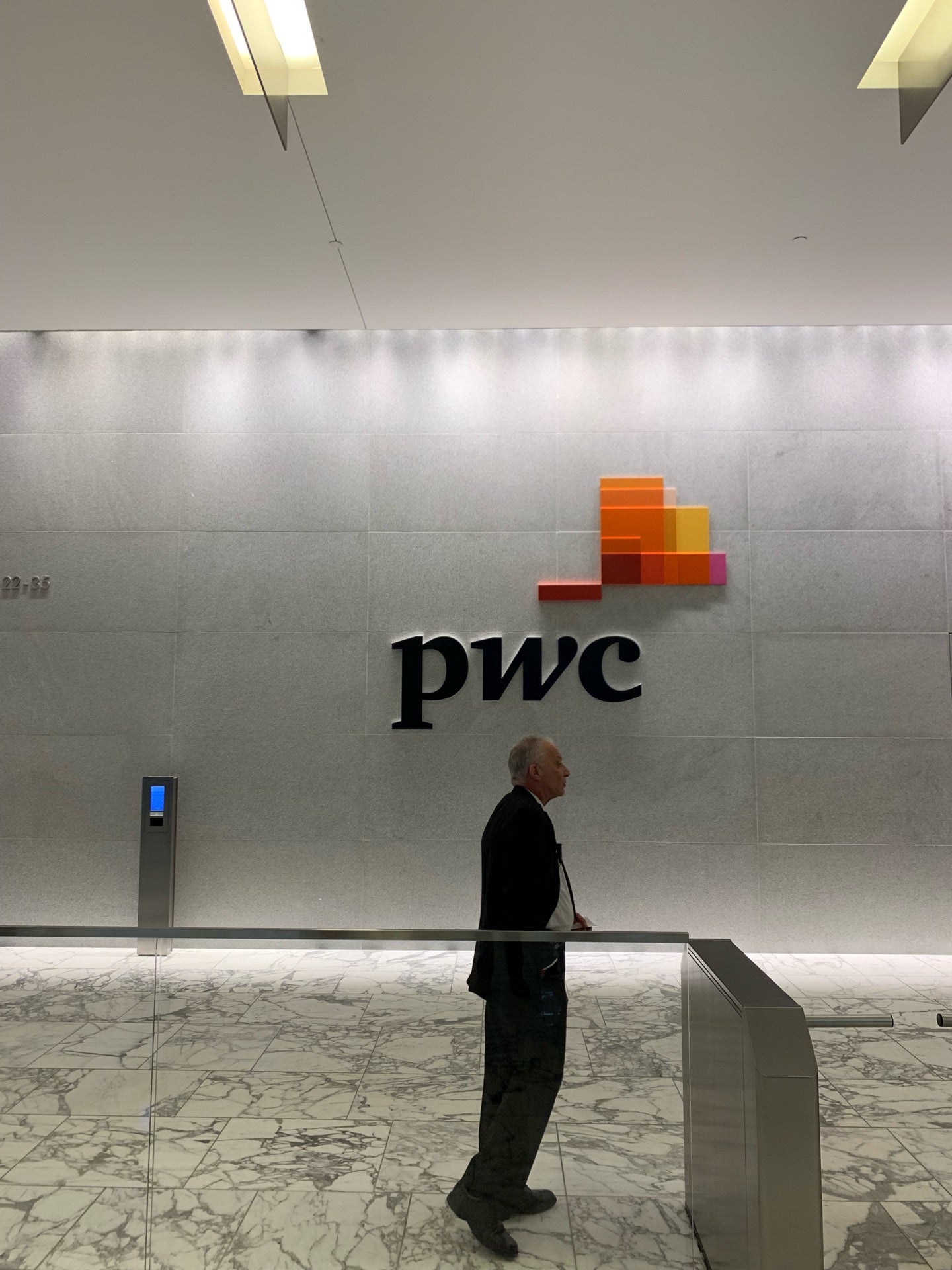 pwc-experience-center-300-madison-ave-new-york-ny-office-desk