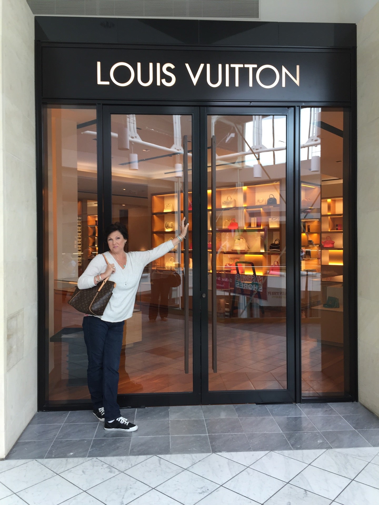 Louis Vuitton located in Nashville, Tennessee TN (The Mall at Green Hills)  - MallsCenters