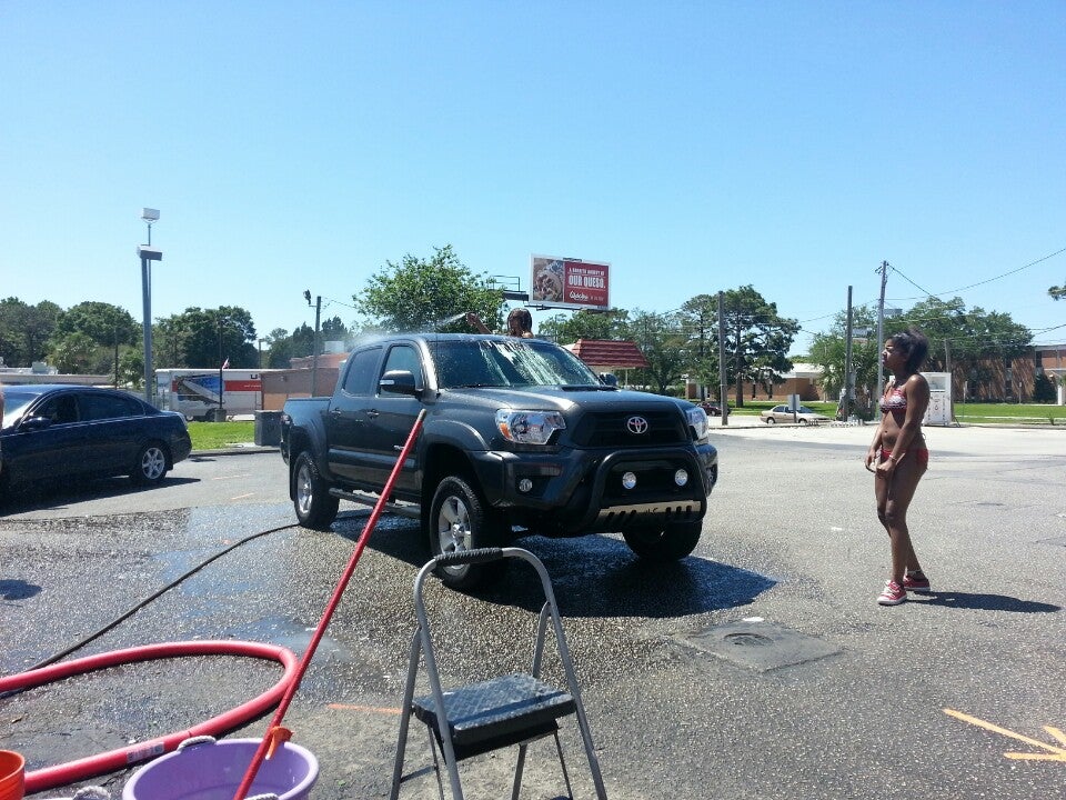 Bikini car wash refuses to hibernate as winter encroaches, Orlando