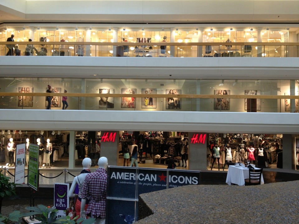 H&m michigan ave top hours