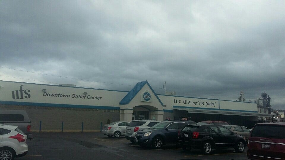 UFSUnclaimed Freight, 1800 SW Adams St, Peoria, IL, Clothes Posts