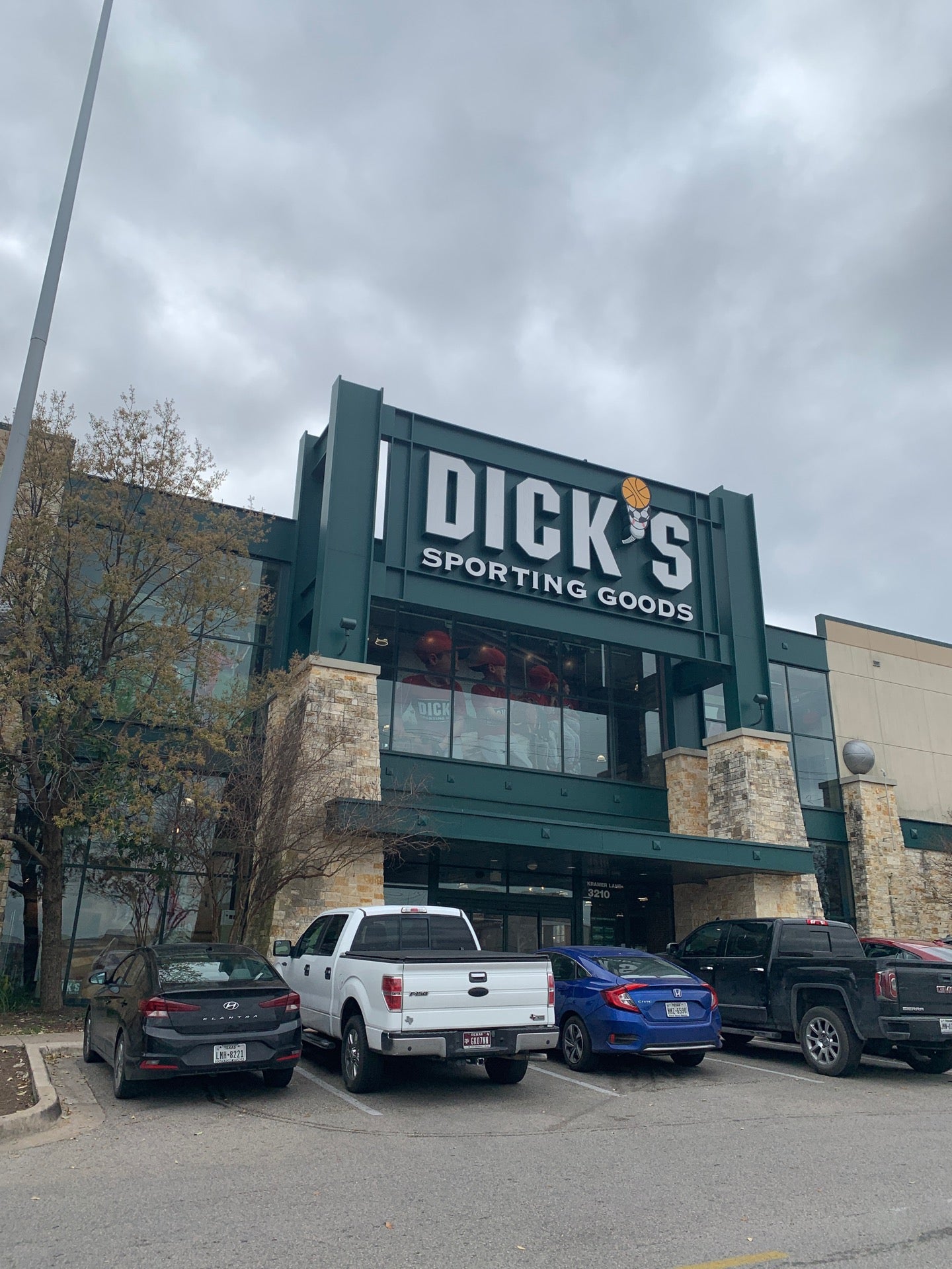 Austin-area Dick's Sporting Goods stores open early to sell Astros