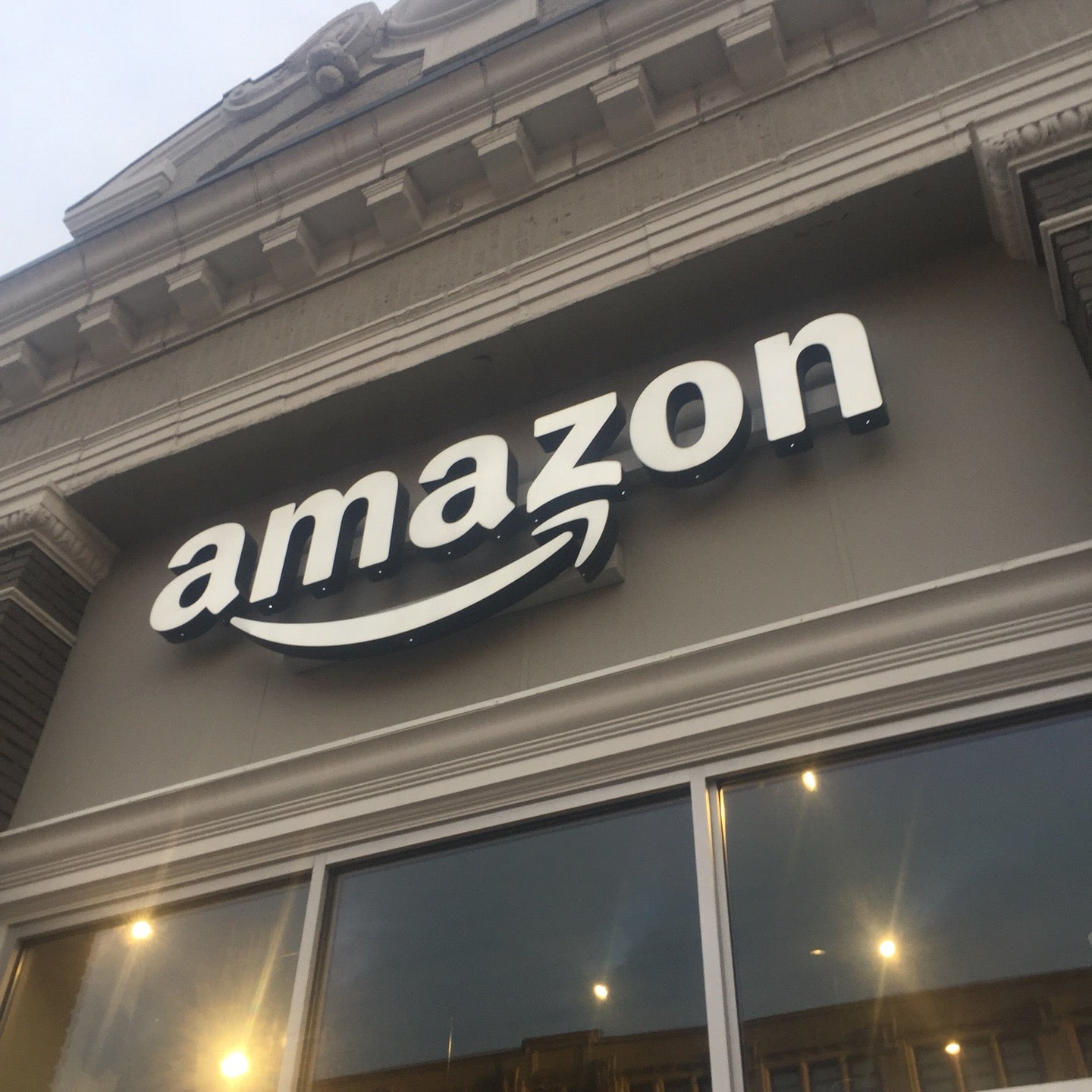 Amazon Hub Locker+, 870 Commonwealth Ave, Brookline, Town of, MA