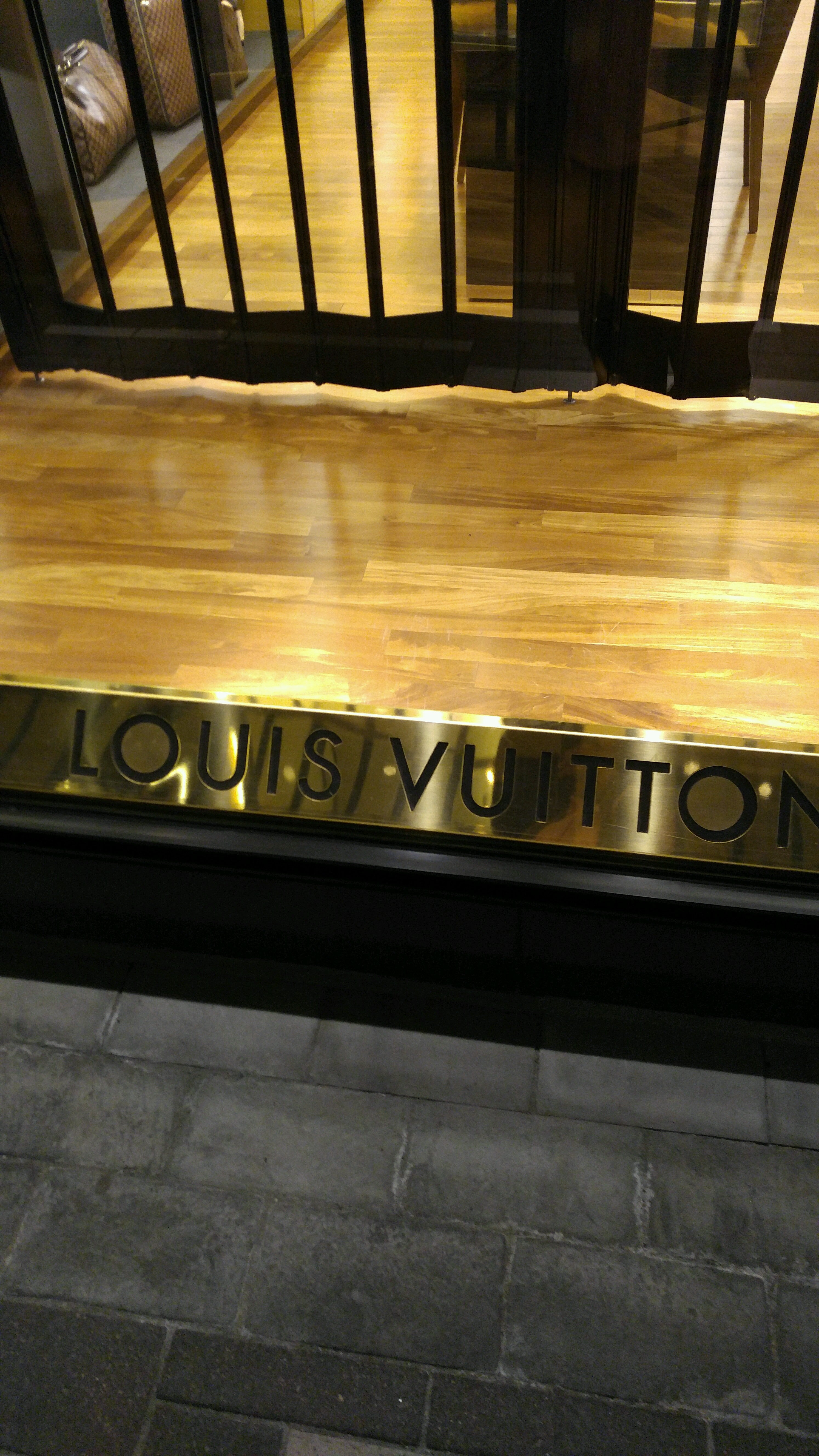Louis Vuitton Chicago Oakbrook Center, 196 Oakbrook Center, Oakbrook, IL,  Beauty Salons-Equipment & Supplies - MapQuest