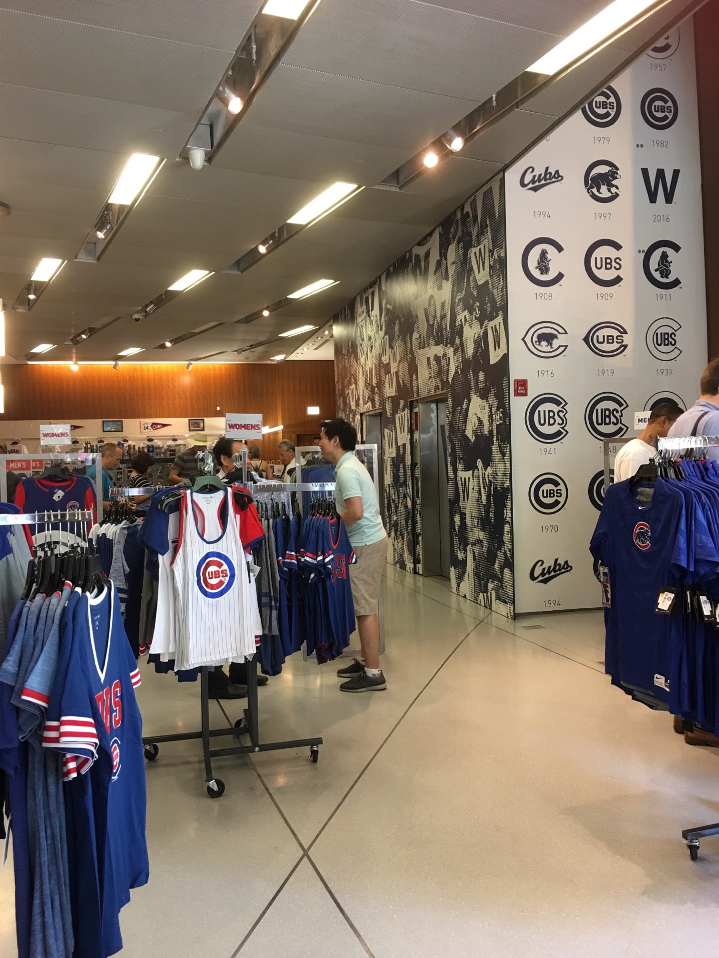 Chicago Cubs Flagship Store - Pop-Up Store in Streeterville