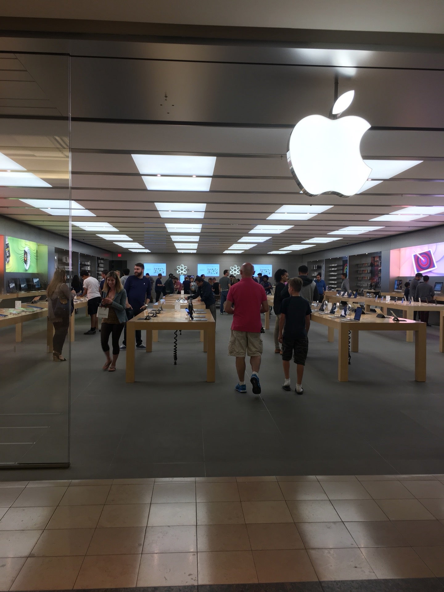 Sherway Gardens - Apple Store - Apple (CA)