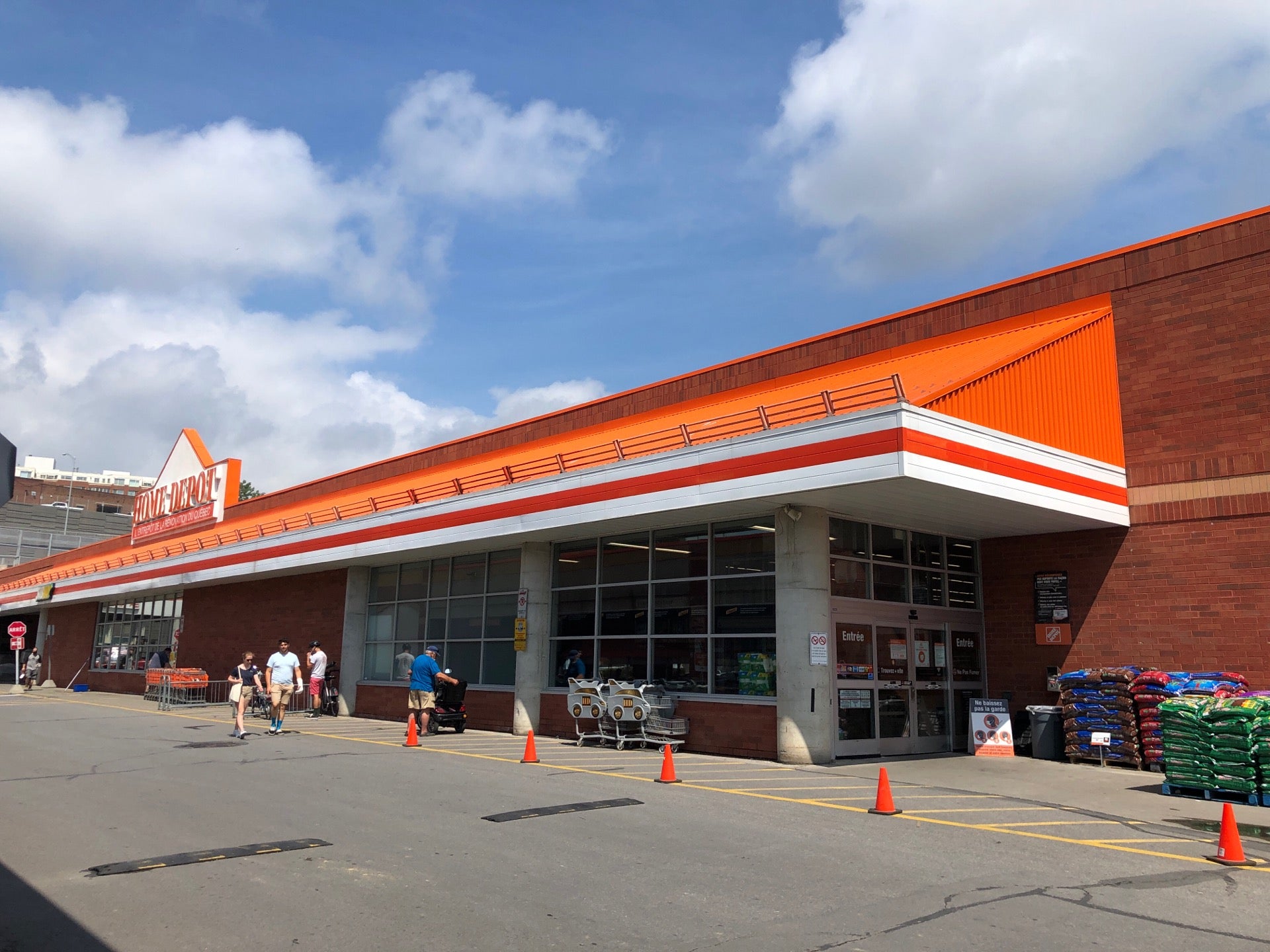 Home Depot Store at 4625 Saint-Antoine West