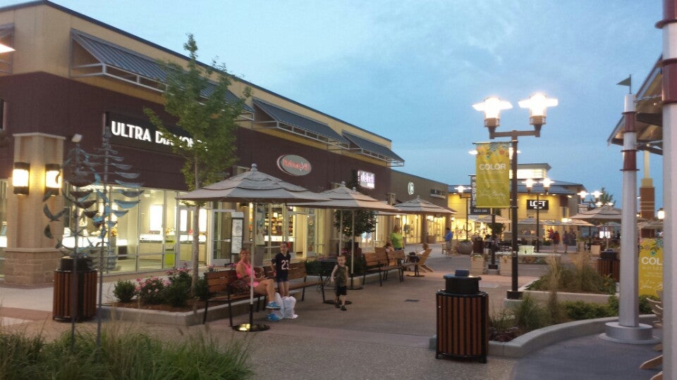 St. Louis Premium Outlets, 18521 Outlet Blvd, Chesterfield, MO, Outlet  Center - MapQuest
