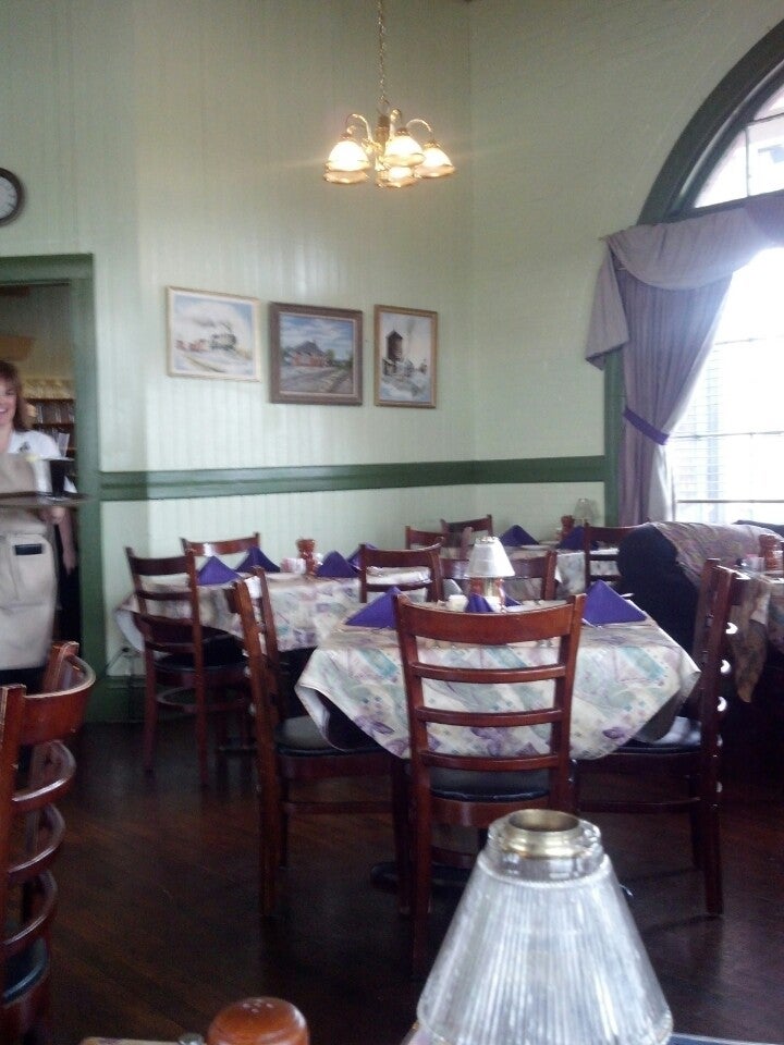 D & R Depot Restaurant, 63 Lake St, Route 19, Le Roy, NY, Eating places