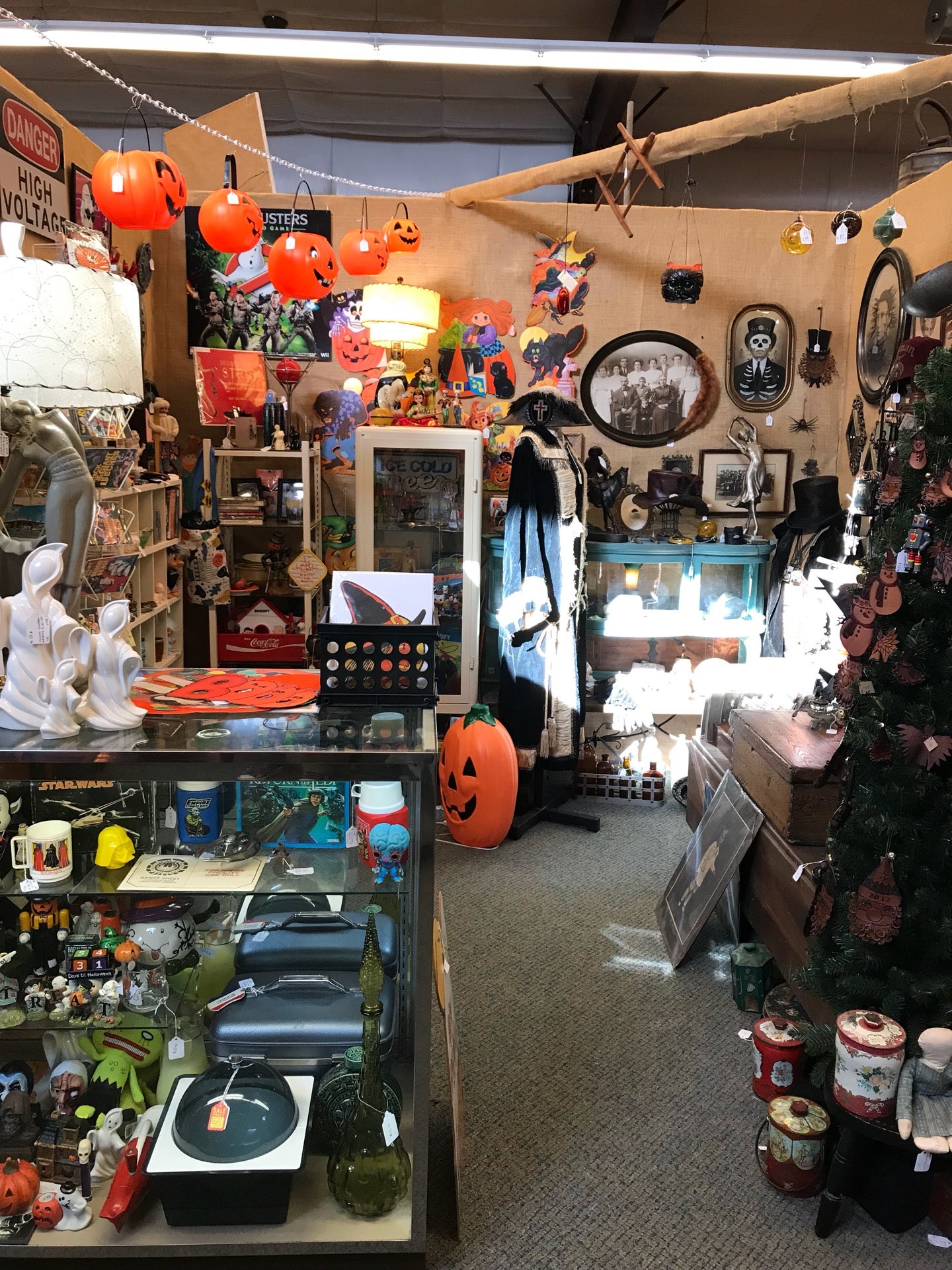 Cackleberry Farm Antique Mall, 3371 Lincoln Hwy E, Paradise, PA
