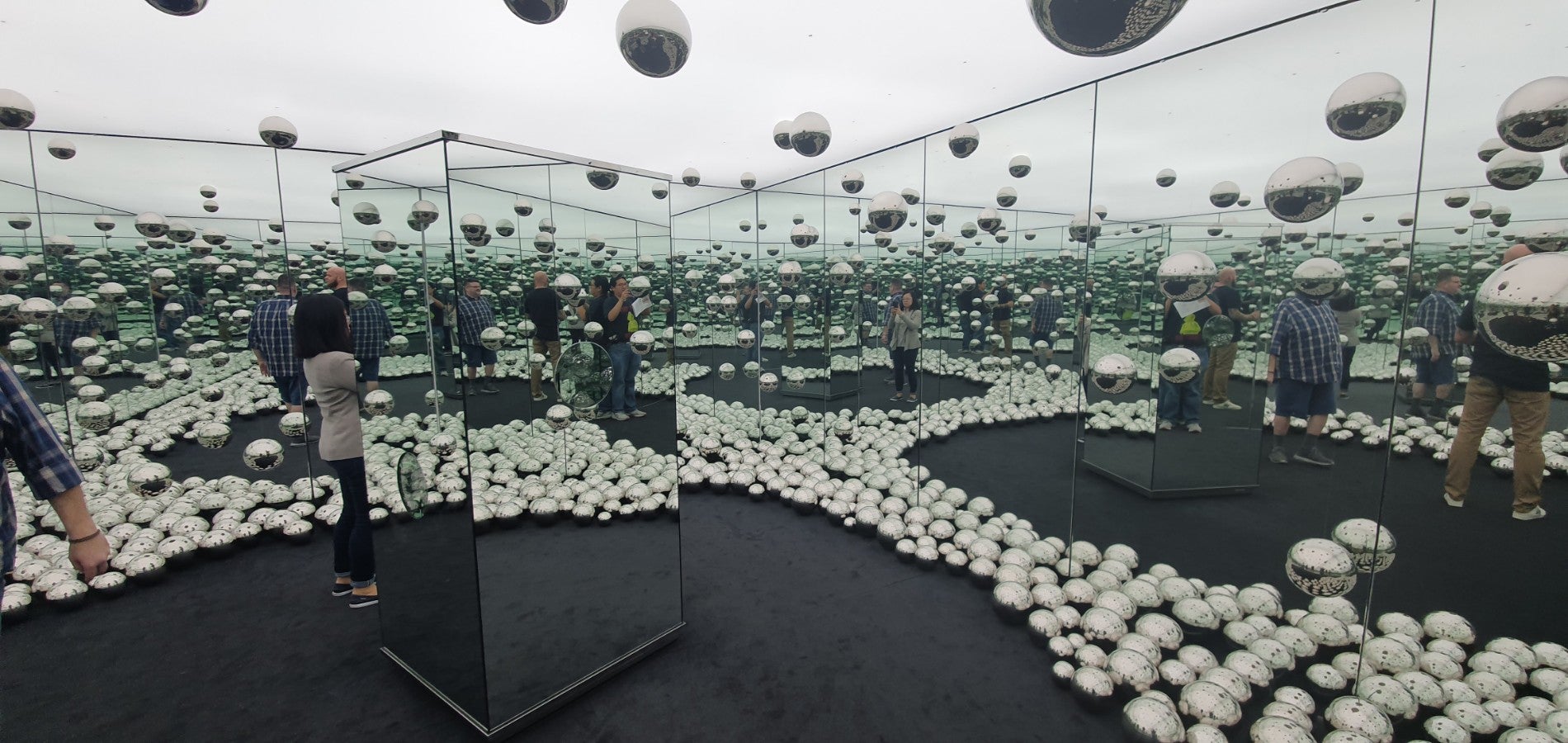 Yayoi Kusama Infinity Mirrored Room Let S Survive Forever 317   308951 JqoTFo3xCE9Rmz HGMldQ161 KFToN1dD794hc37U74 