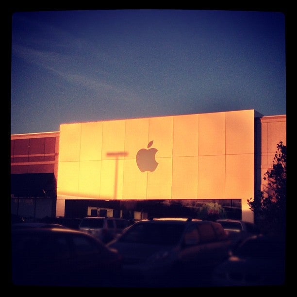 Friendly Center - Apple Store - Apple